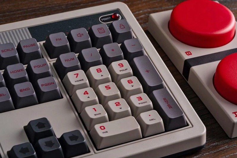 8BitDo представила механическую ретро-клавиатуру Retro 108 Mechanical Keyboard с цифровым блоком